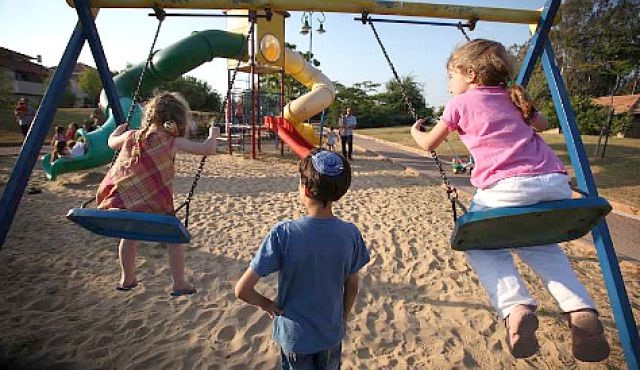 Healthy, Active Playtime Keeps Families Connected – Invest In A Jungle Gym For Your Kids